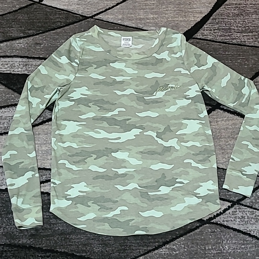 VS PINK EMBROIDERED CAMO PRINT THERMAL LONG-SLEEVE SHIRT